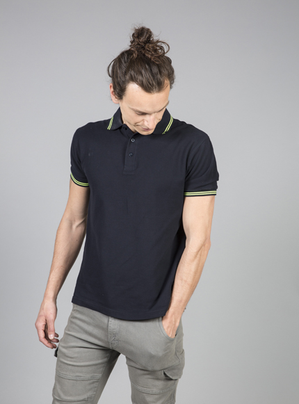  Paris Man  POLO-SHIRTS / JRC - JAMES ROSS COLLECTION  Ανδρικό πόλο πικέ  Περιγραφή:  Κοντά μανίκια με πατιλέτα 3 κουμπιών, ριγέ διχρωμία στο γιακά και στα μανίκια, καθώς και φακαρόλα στο λαιμό για κομψή εμφάνιση.    Σύνθεση:   Πικέ 180g/m² - 100% Βαμβάκι πενιέ   -  Ιδανικό για εργαζόμενους σε επαγγελματικές περιβάλλες όπως γραφεία και  καταστήματα. Η εφαρμογή του είναι άνετη και κομψή, ιδανική για τη καθημερινή χρήση.   Το πόλο διαθέτει ανθεκτικότητα και άνεση, ιδανικό για κάθε εποχή.   Δυνατότητα Προσαρμογής:  Υπάρχει η δυνατότητα προσαρμογής με εκτυπώσεις λογοτύπου ή μηνύματος του πελάτη. Διαθέσιμο σε διάφορα χρώματα για να καλύψει τις ανάγκες σας, κάνοντάς το ιδανικό για επαγγελματική ένδυση σε κάθε περίπτωση.